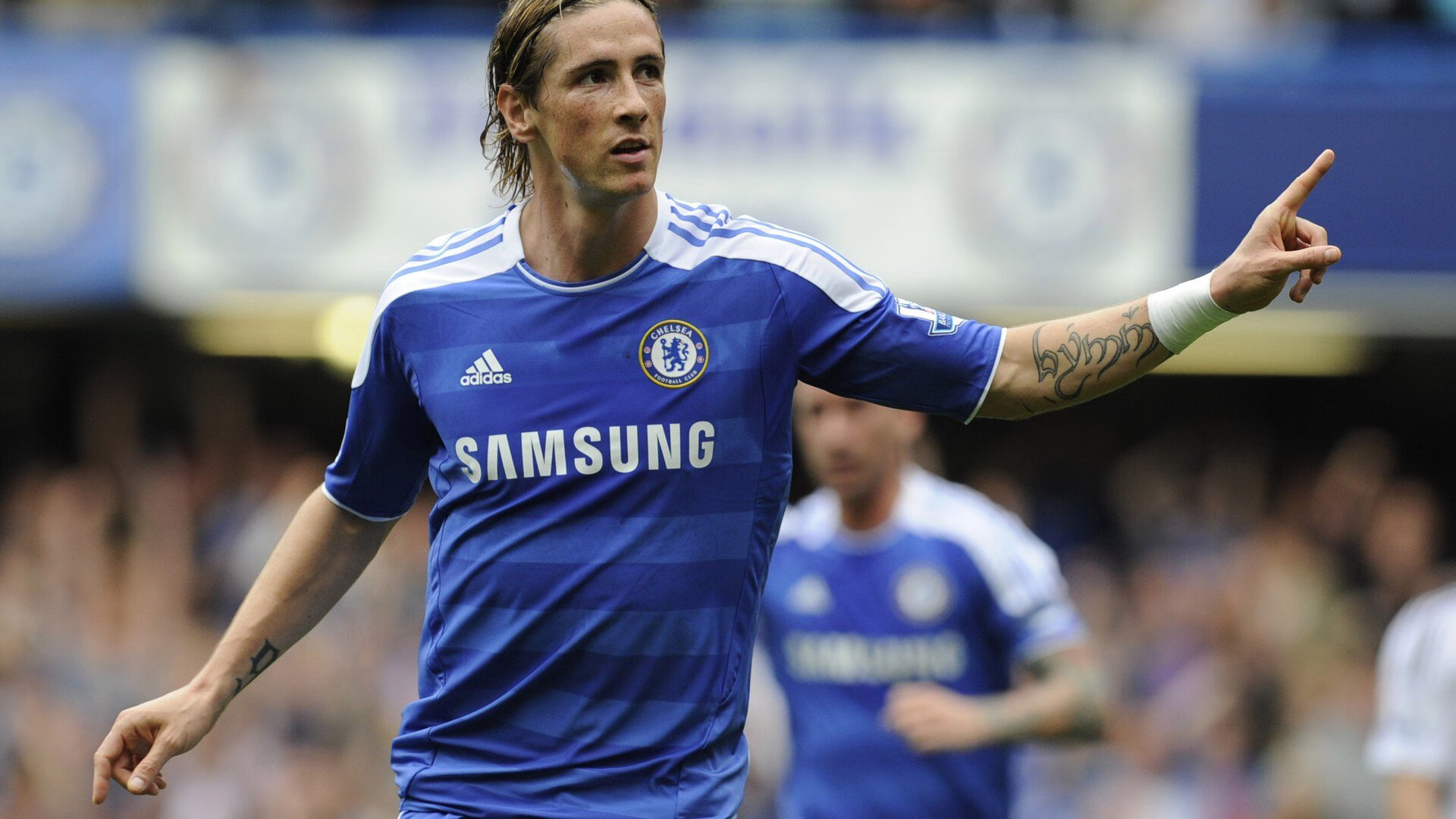 F1新赛季揭幕战之夜，奥斯梅恩进攻端无人可挡，当赛道轰鸣遇上绿茵奔袭